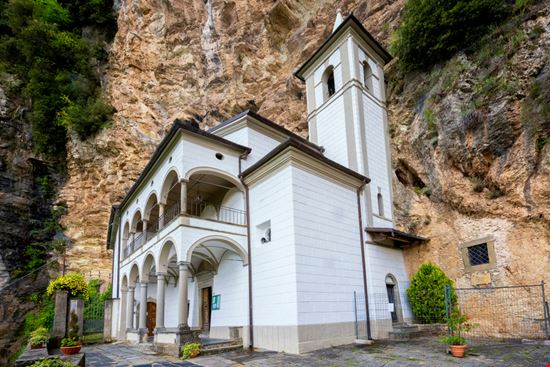 Eremo di Calòmini L'eremo nella roccia Massimo Santi - Shutterstock.com 